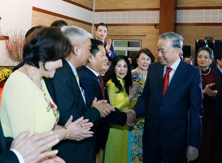 Party General Secretary meets with Vietnamese community in Cambodia